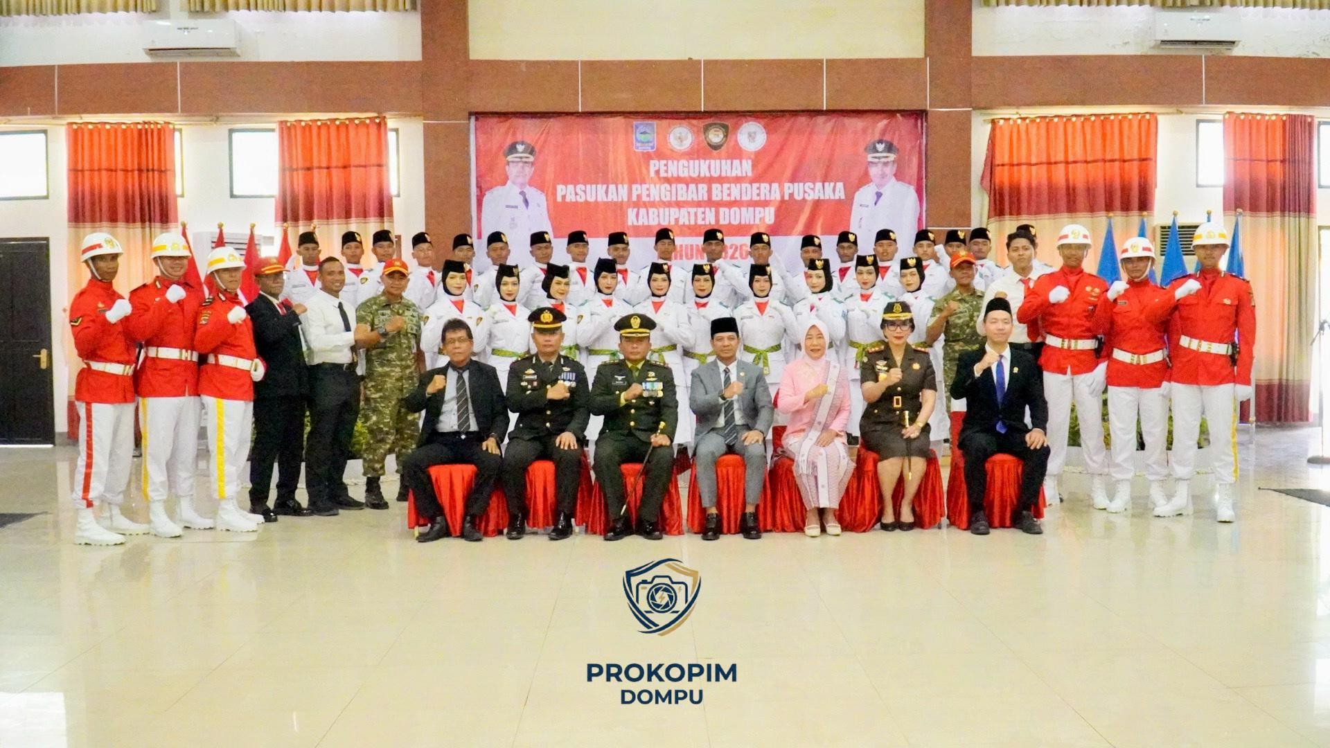Kukuhkan Paskibraka 2026: Bupati Dompu Tegaskan Makna Merah Putih dan Ucapkan Selamat