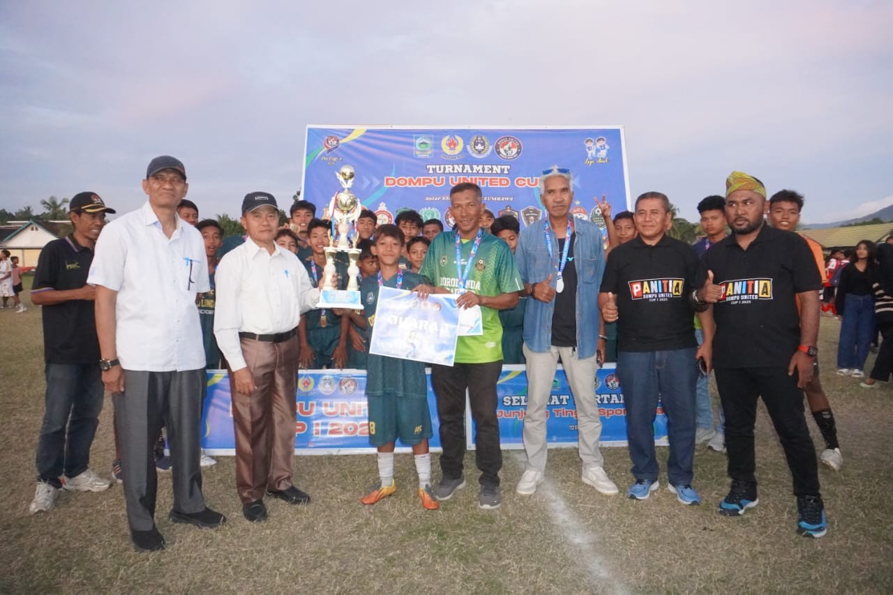 Wakili Bupati Dompu, Sekda Tutup Turnamen Sepak Bola  Dompu United Cup I