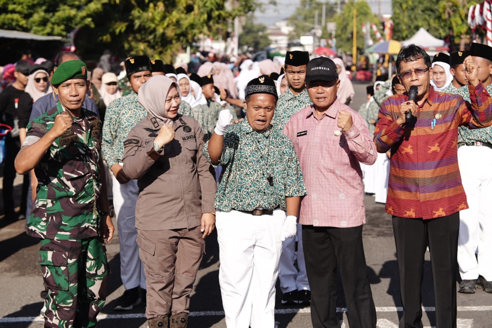 Sekda Dompu Lepas Regu Gerak Jalan Putri Tingkat SMP dan SMA  Se Kabupaten Dompu