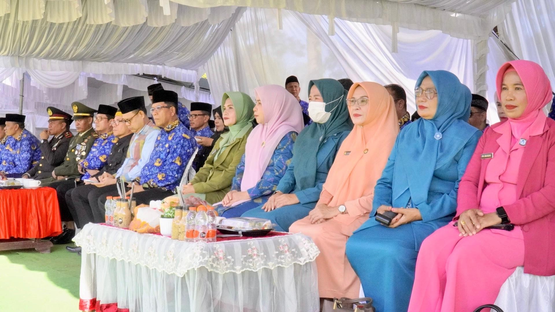 Ketua TP. PKK Dompu Dampingi Bupati Hadiri Upacara Hardiknas dan Saksikan Tarian Kolosal
