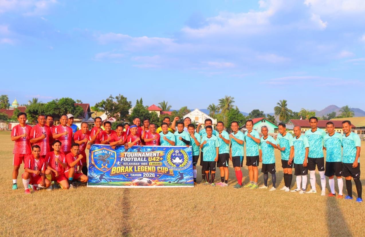Pertandingan Eksebisi Event Sepak Bola Usia 42 Tahun, Bupati Dompu Jadi Bintang Lapangan
