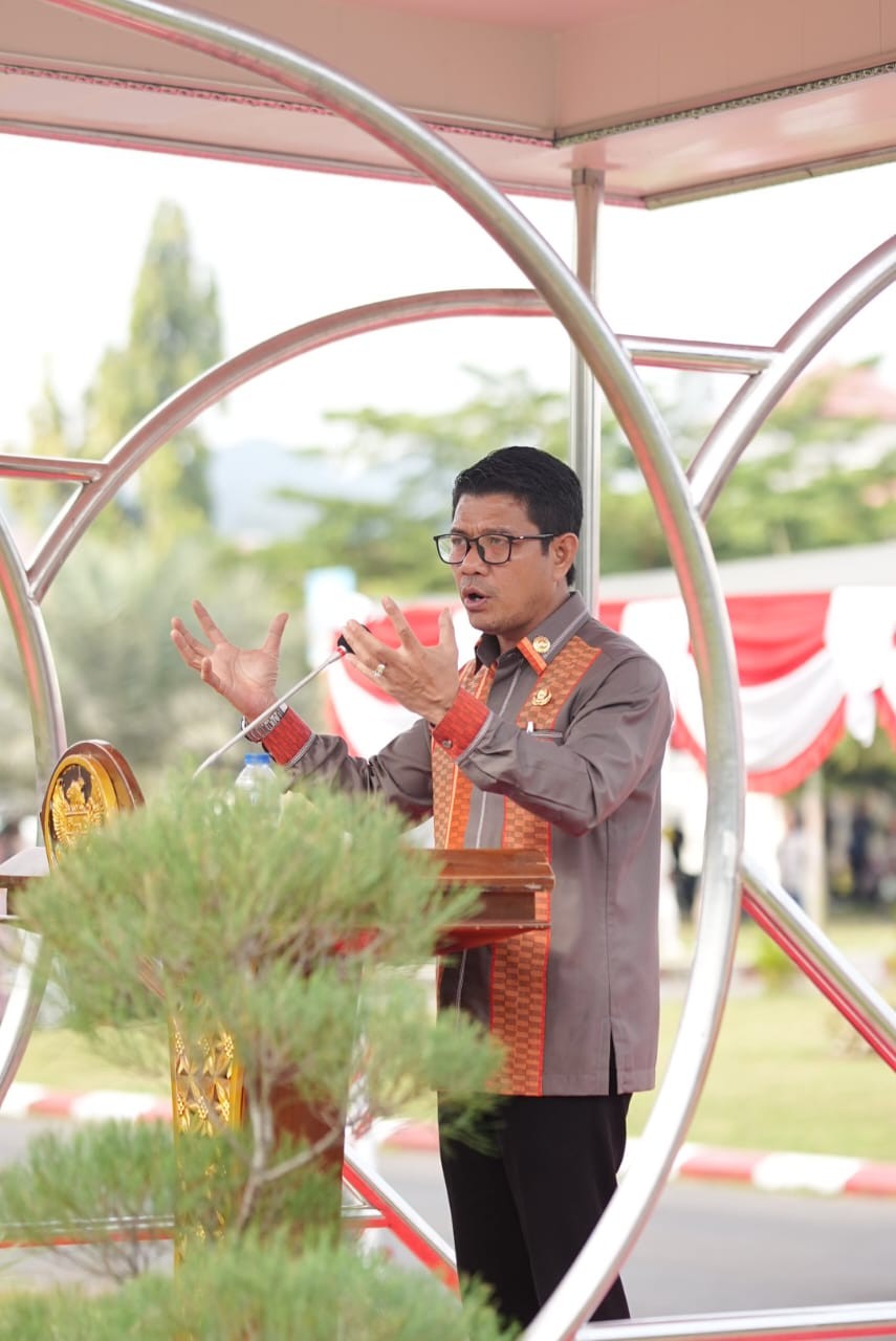 Bupati Dompu Bersama Sekda Endors Tenunan Muna Paa di Pelantikan CPNS dan PPPK