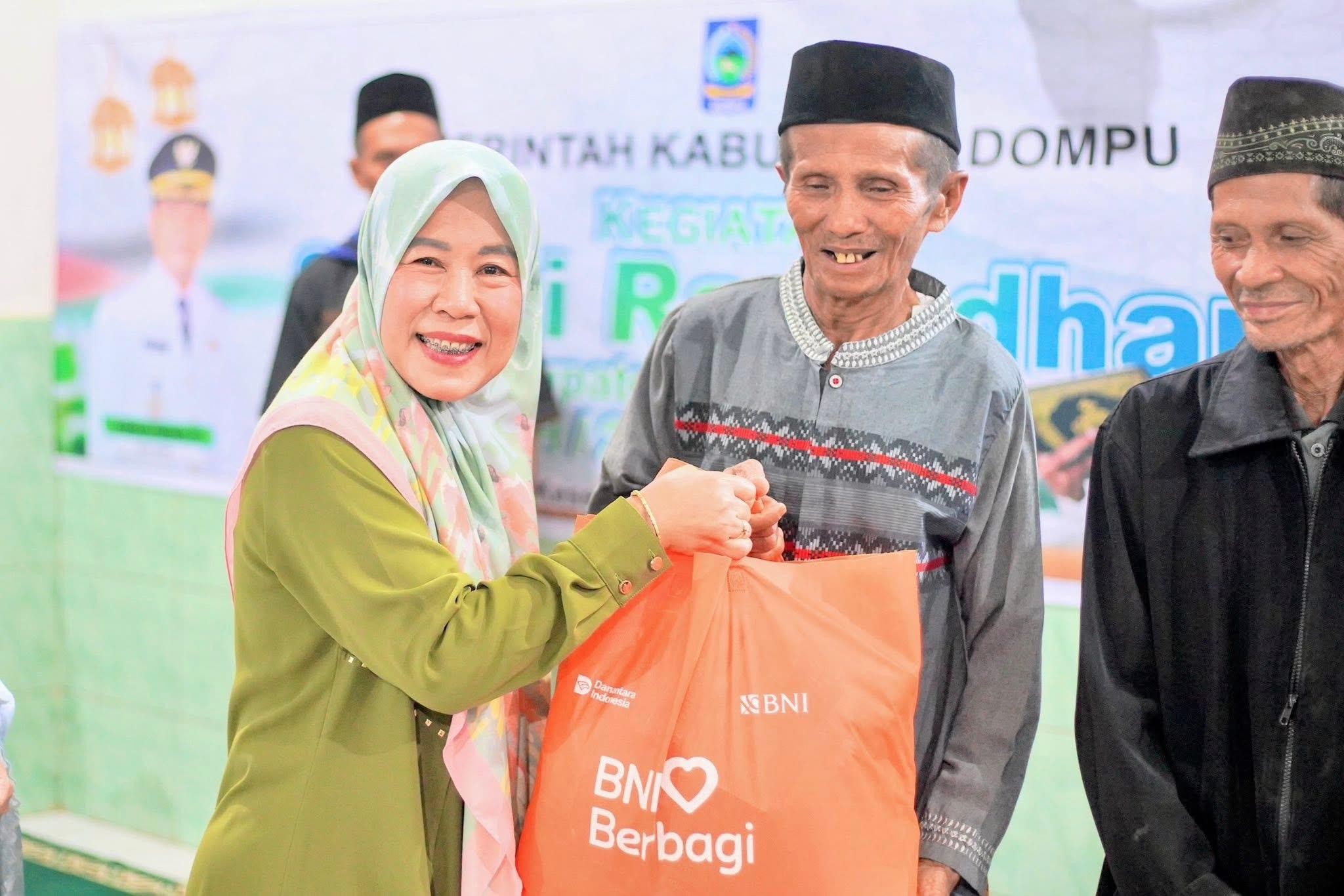 Safari Ramadhan Ke-6 di Woja, Ketua TP. PKK Dampingi Bupati Bagikan Sejumlah Bantuan