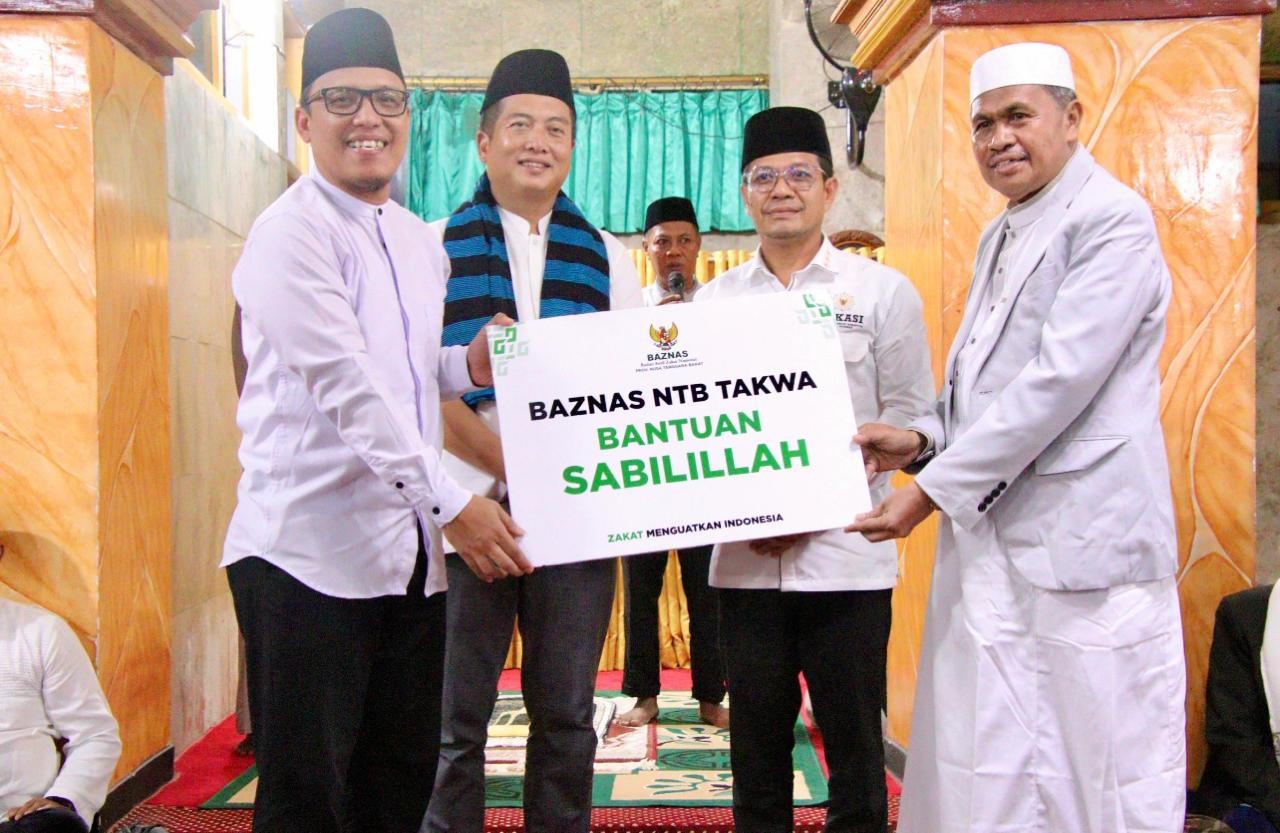 Bupati Dompu Dampingi Gubernur NTB Sholat Subuh Berjamaah