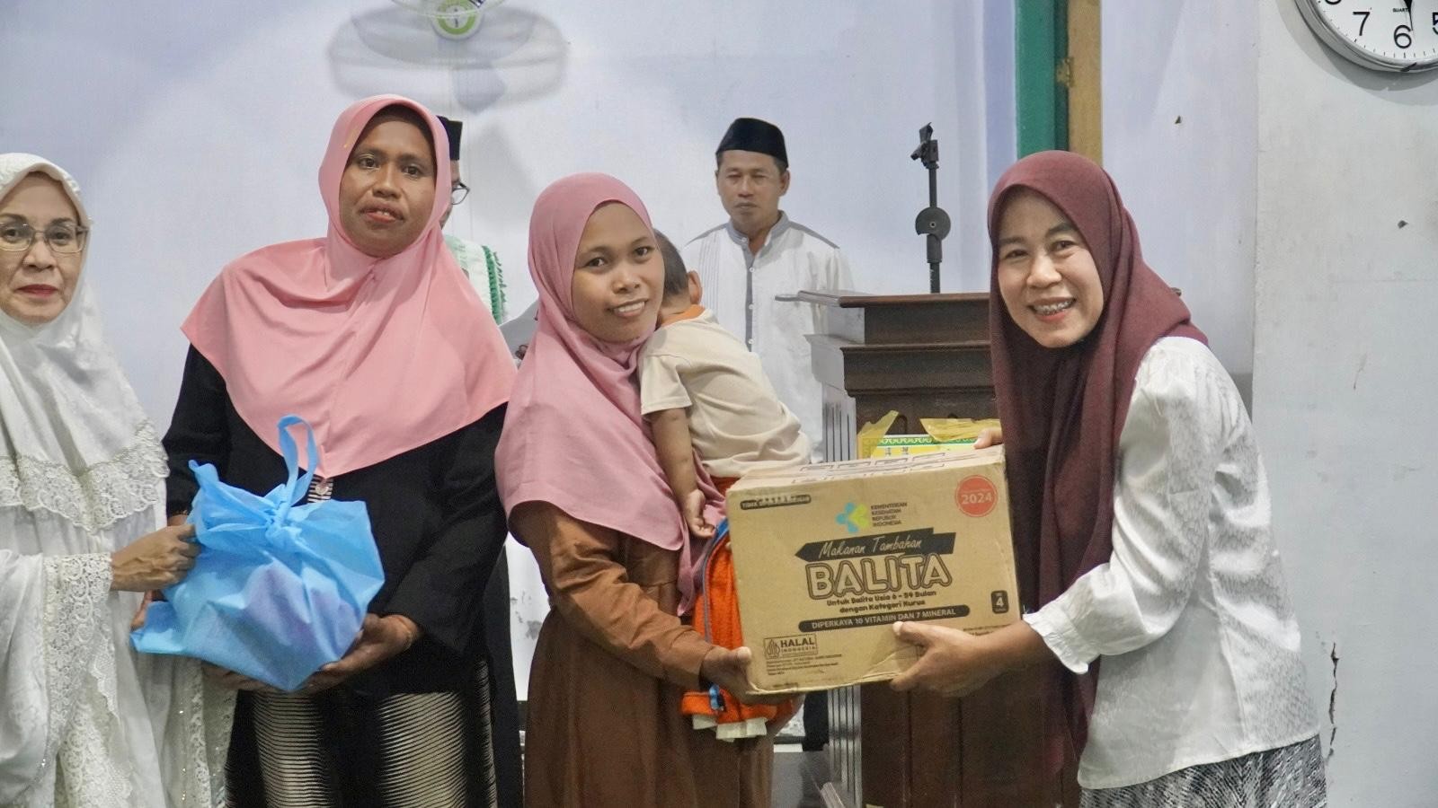 Dampingi Bupati Dompu Safari Ramadhan di Kilo, Ketua TP. PKK Disambut Hangat Penuh Kekeluargaan.