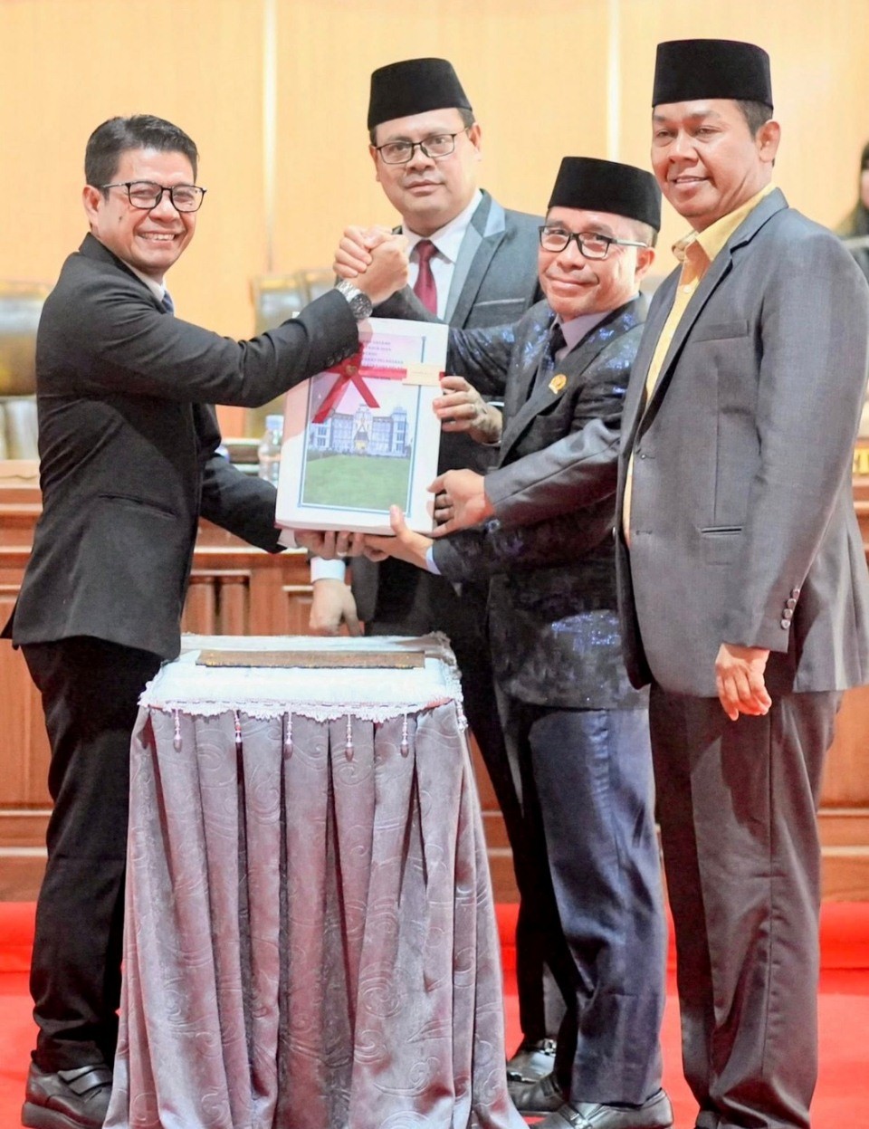 Bupati Dompu Sampaikan Secara Resmi Raperda Pertanggungjawaban APBD TA 2024