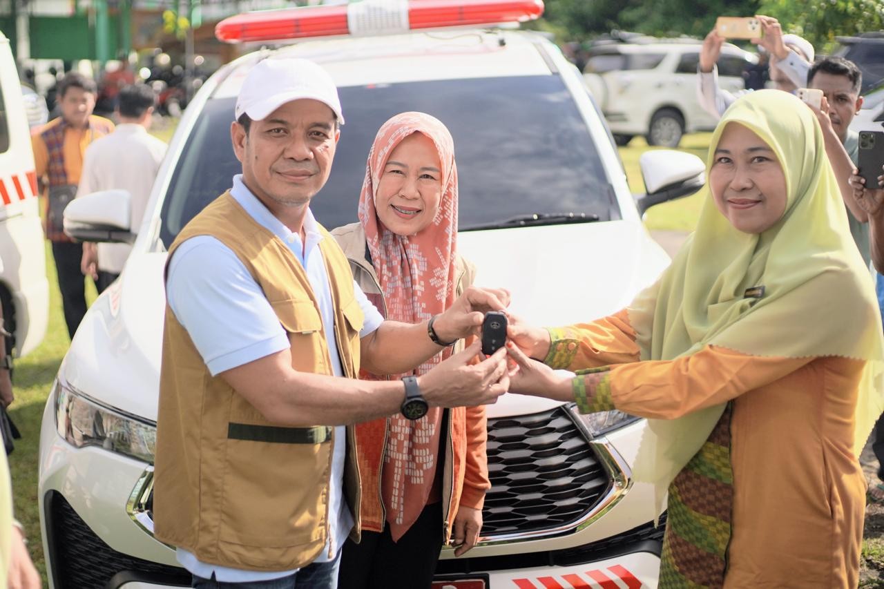 BUPATI DOMPU SERAHKAN MOBIL AMBULANCE