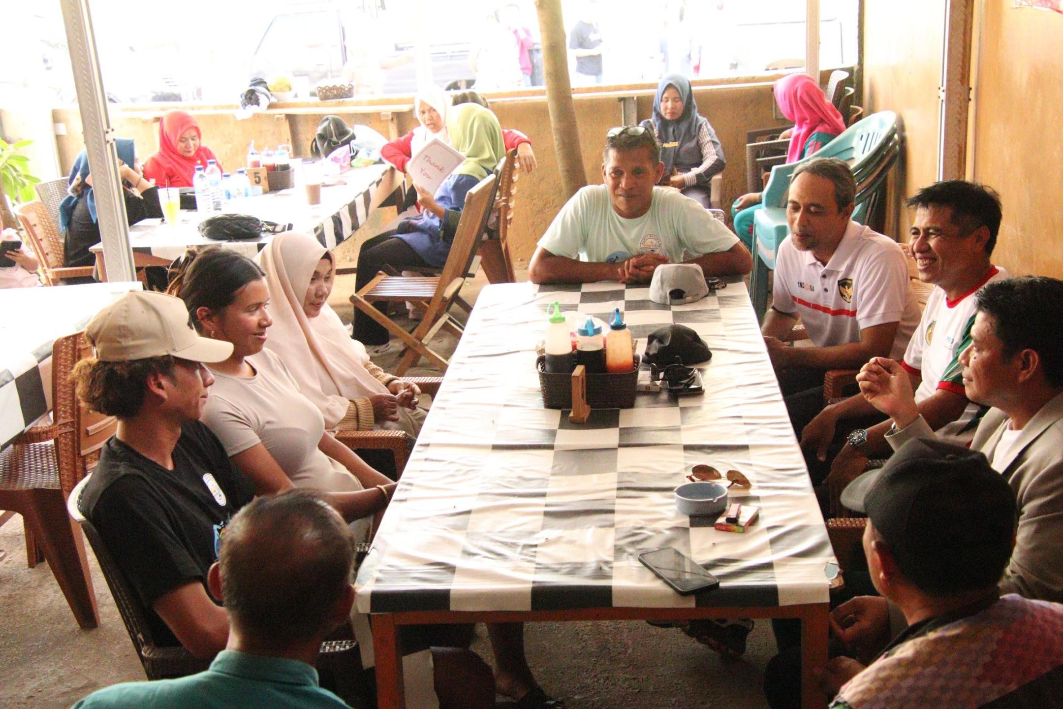 Bupati Dompu Didampingi Ketua KONI Ucapkan Selamat ke Juara Peselancar Dunia