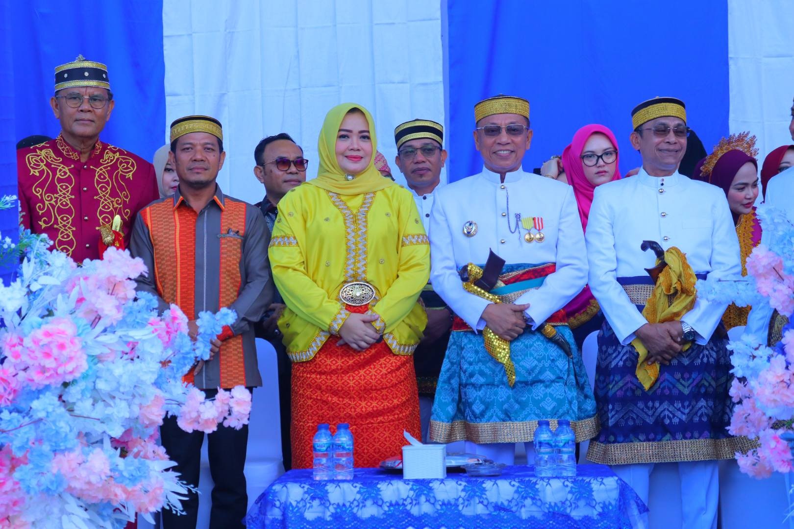 HADIRI HUT KOTA BIMA, BUPATI DOMPU DIKERUMUNI WARGA
