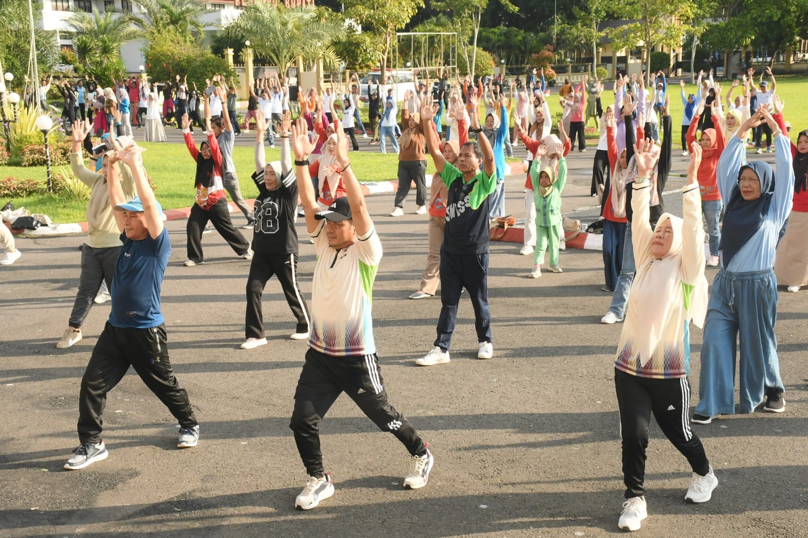 Bupati Dompu Bersama Jajaran Laksanakan Senam Kebugaran Bersama