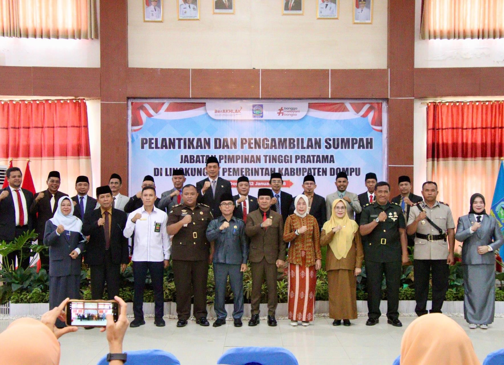 Ketua TP. PKK Hadiri Acara Pelantikan Pejabat Lingkup Pemda Dompu Dengan Mengenakan Pakaian Kebaya