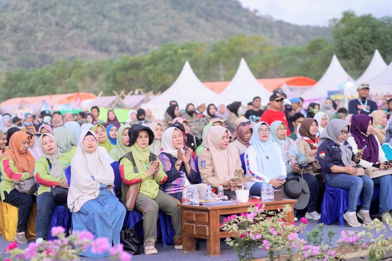 Ketua TP. PKK dan Ketua GOW Dompu Tampil Bersama Hadiri Hari Ke-8 Festival Lakey