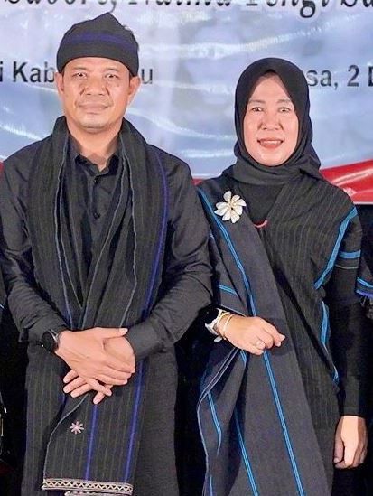 Berbalut Pakaian Serba Hitam, Ketua TP. PKK Dampingi Bupati Dompu Hadiri Pelantikan LAMDO