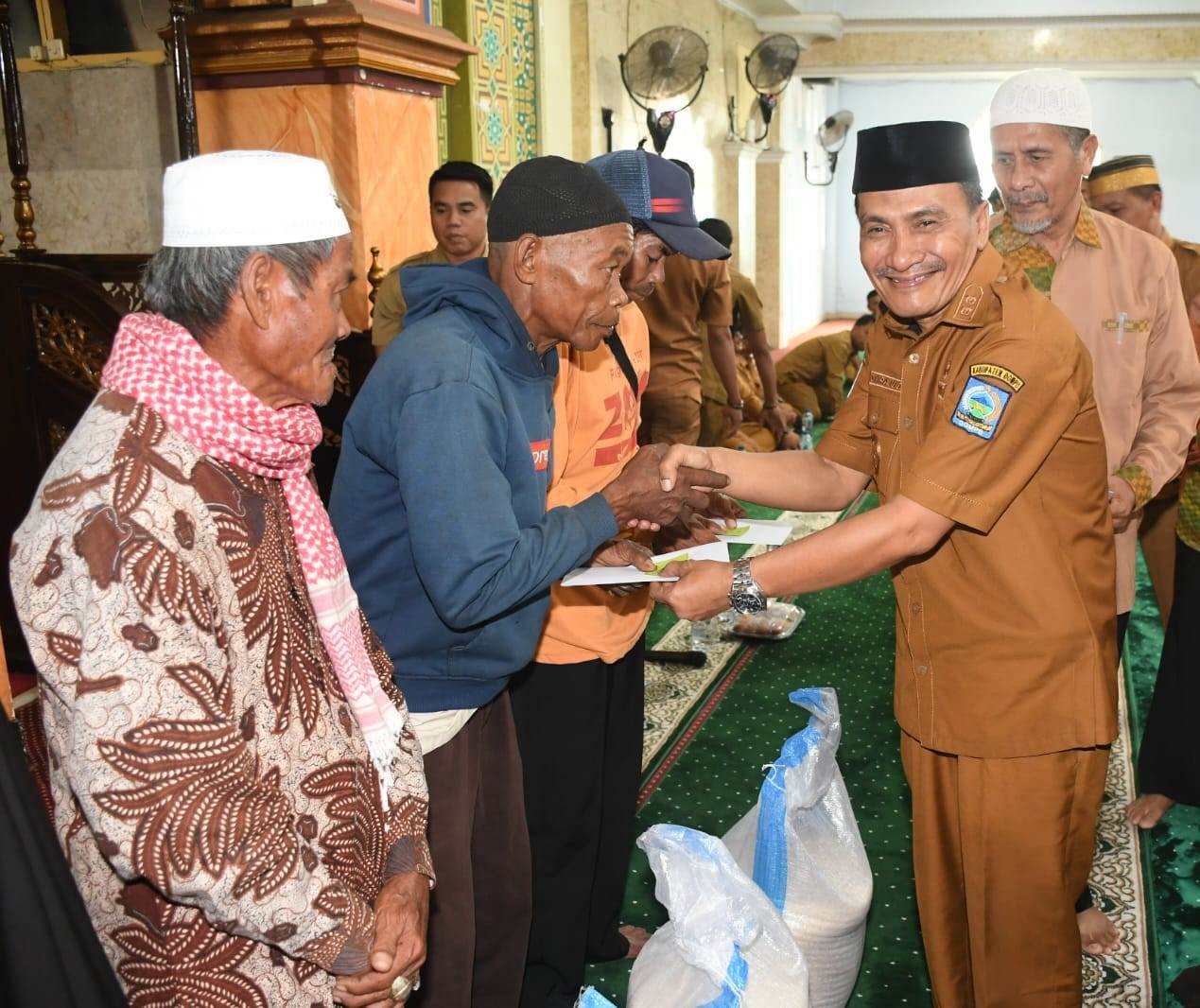 Wabup Dompu Serahkan Bantuan Baznas Ke Fakir Miskin, Marbot, dan Guru Ngaji