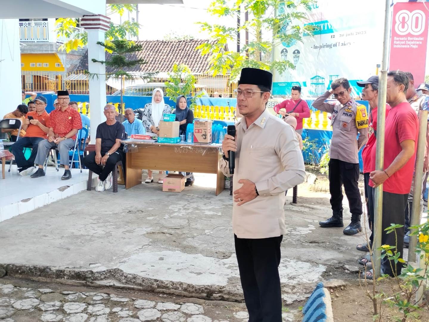 Serahkan Bantuan Sembako Pada KPM di Kelurahan Bali, Bupati Disambut Hangat dan Akrab