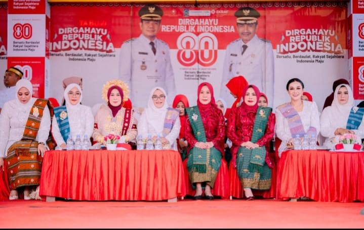 Ketua TP. PKK dan GOW Dompu Hadiri Upacara Pengibaran Bendera Merah Putih Peringatan HUT RI Ke-80
