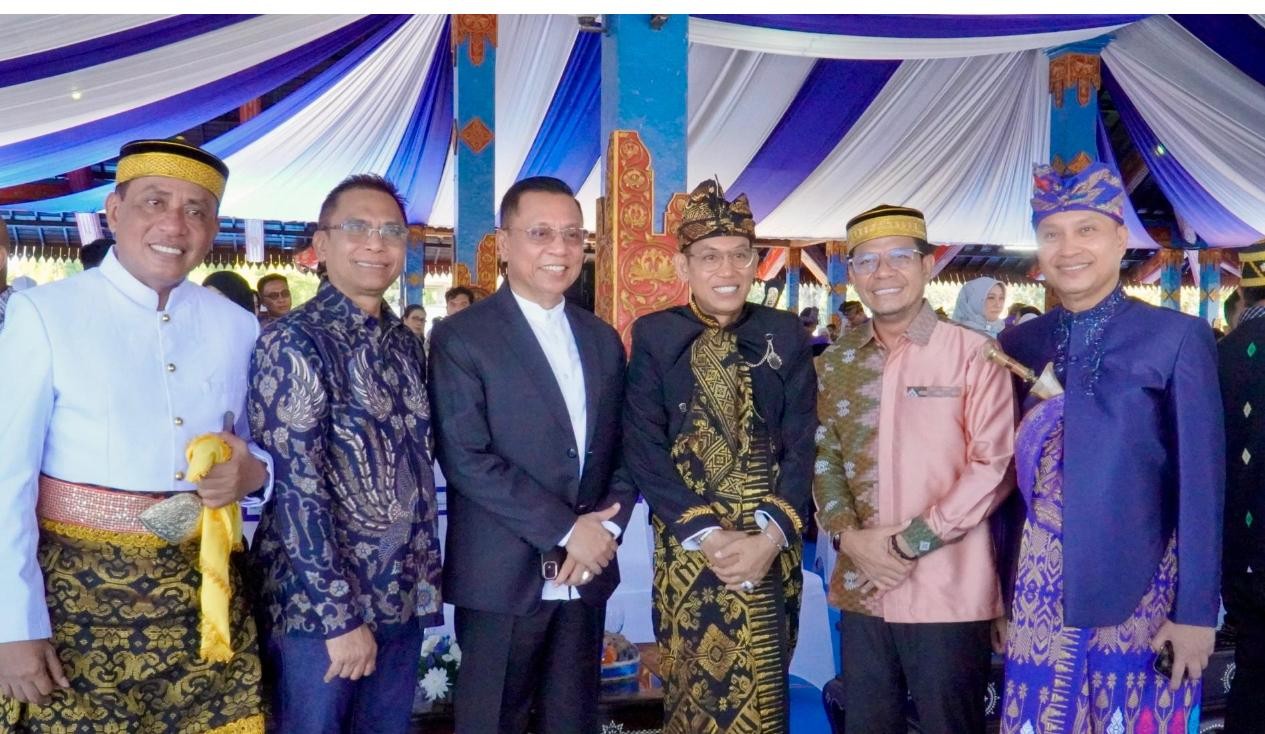 Hadiri Hari Jadi Lombok Barat Ke-68 Tahun 2026, Bupati Dompu Kenakan Tenunan Muna Paa