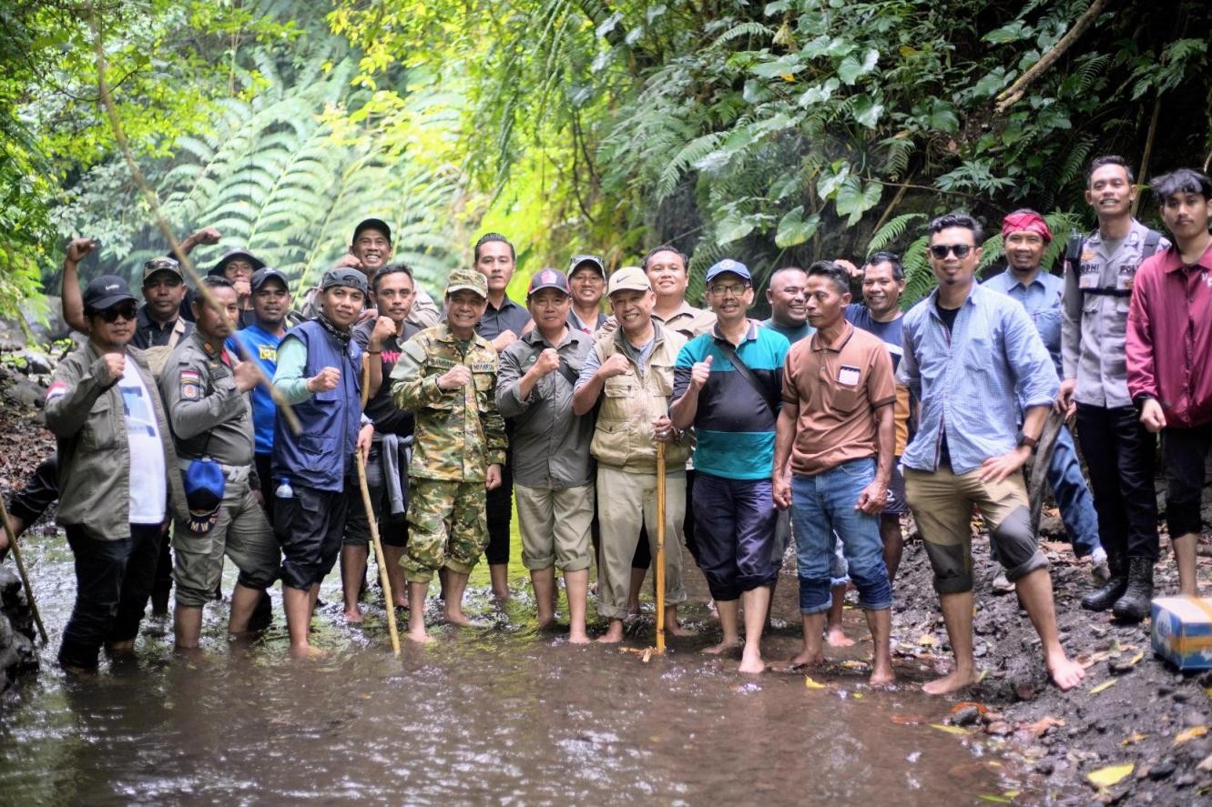 Cek Sumber Air, Bupati Tempuh Jarak Di Kilometer 12 Dengan Berjalan Kaki