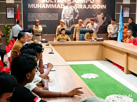 Usai Dijelaskan Bupati Dompu Terkait Tuntutan, GMPD Langsung Bubarkan Diri Secara Tertib