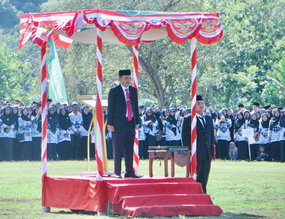 Wabup Dompu Bacakan Sambutan Mendikdasmen RI Dalam Agenda HGN Tahun 2025