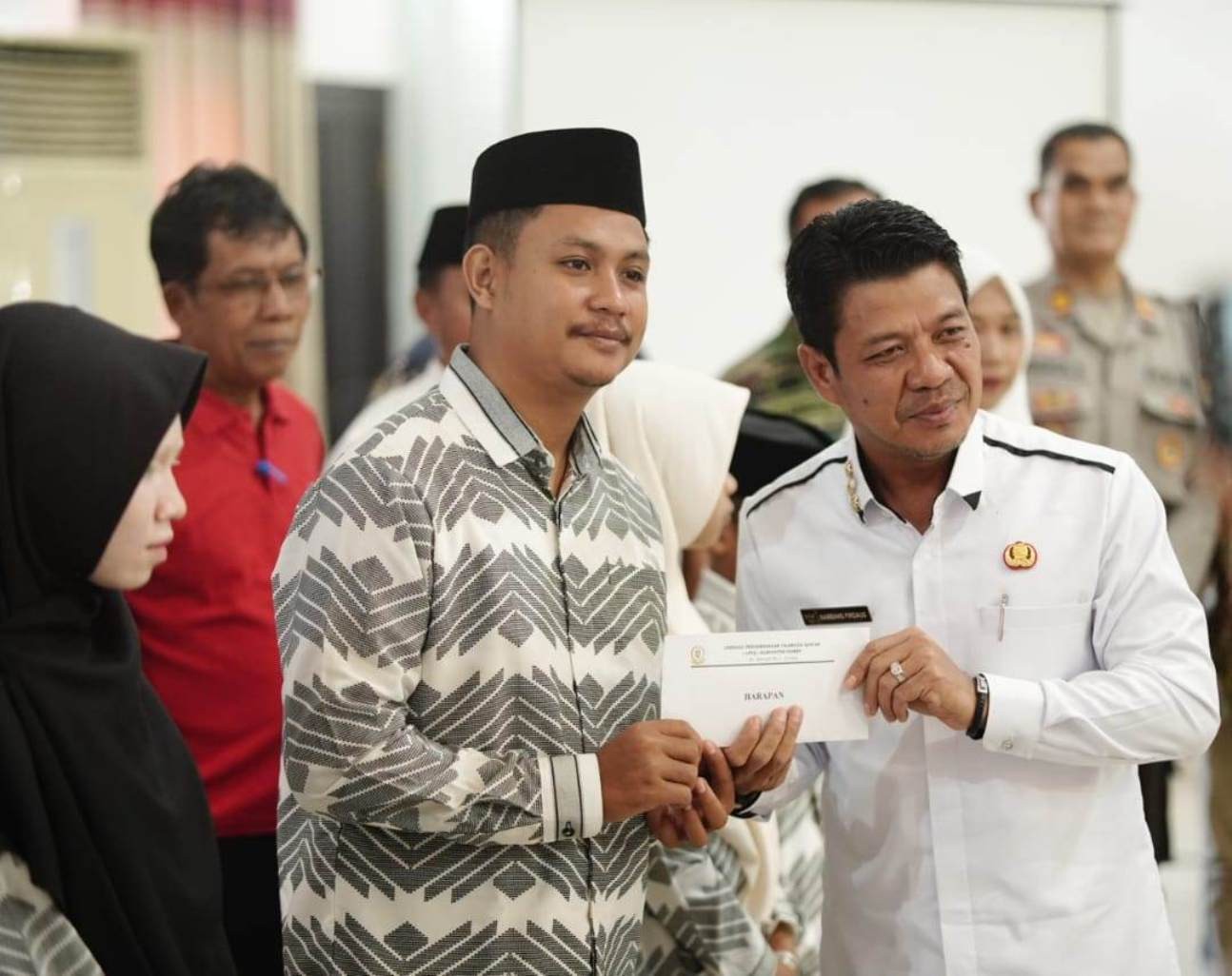 Serahkan Dana Pembinaan Kafilah STQH TK. Prov. NTB, Bupati Dompu: Prestasi Harus Terus Ditingkatkan