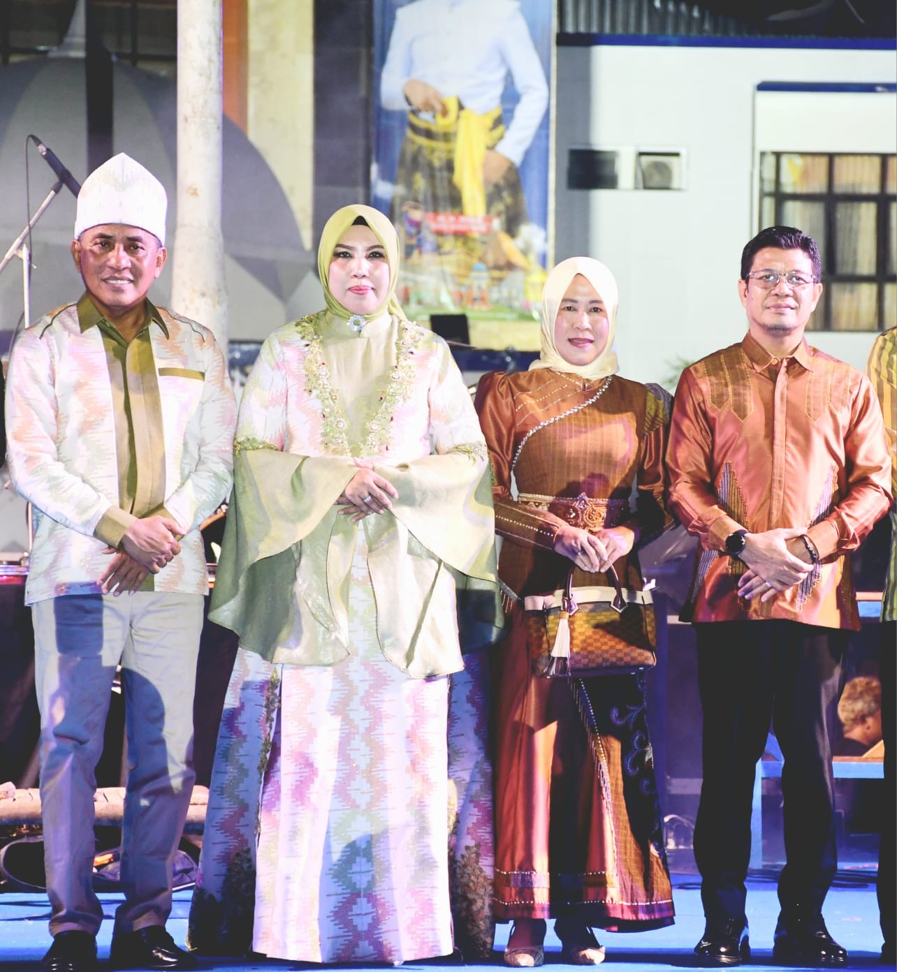 Kenakan Muna Paa, Bupati dan Ketua TP. PKK Dompu Hadiri Acara Penutupan Festival Pesona Dana Mbojo