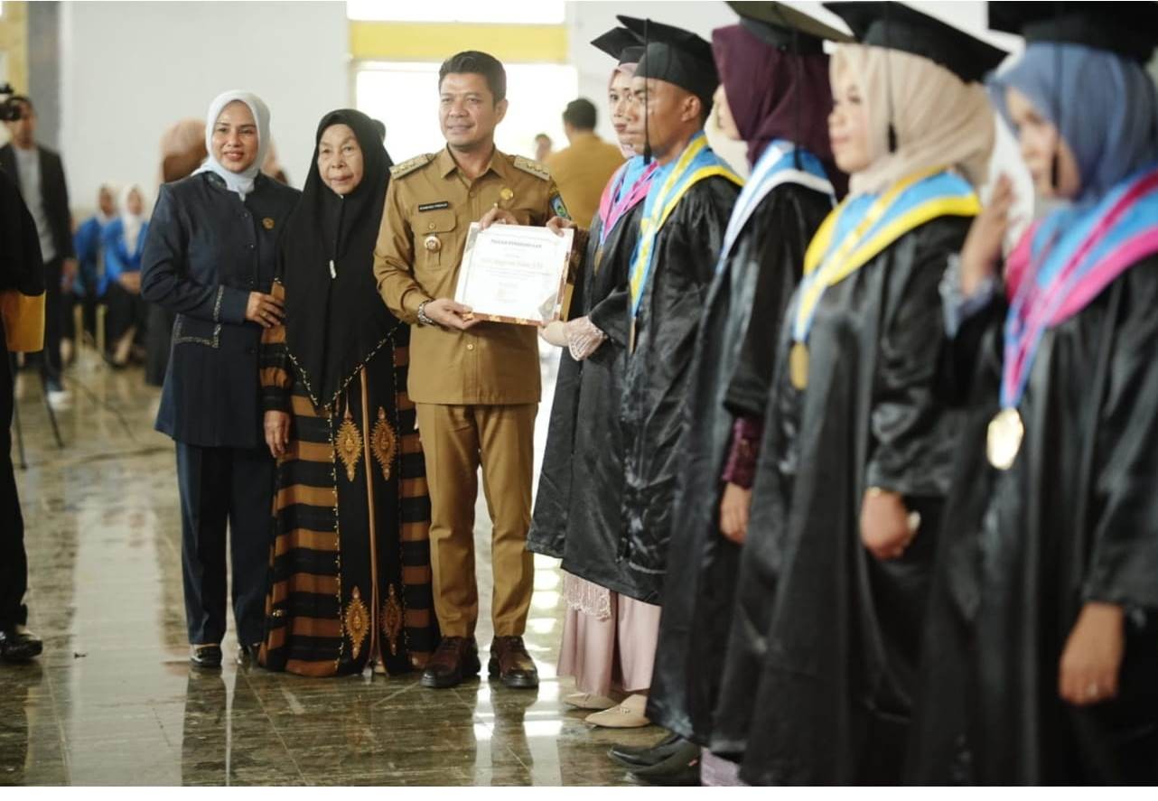 STKIP Yapis Dompu Mewisuda 259 Sarjana S1, Bupati Dompu Titip Pesan Ini
