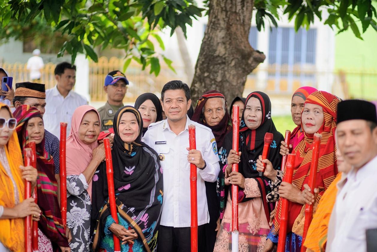 BUPATI DOMPU PUJI TRADISI MBAJU SIGI