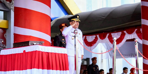 Wabup Dompu Jadi Irup Penurunan Bendera Merah Putih: Paskibraka Diaplaus Tepuk Tangan Meriah