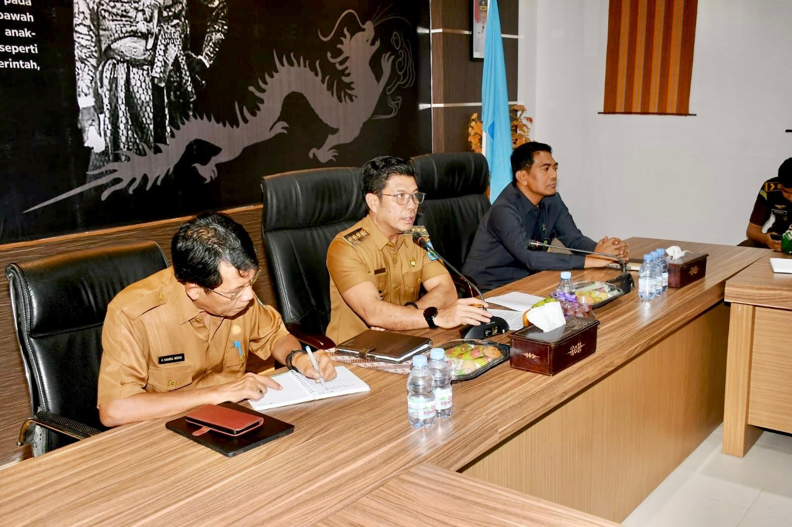 Rakor Peringatan HUT RI Ke-81, Bupati Dompu Tekankan Semangat Gotong Royong dan Kebersihan