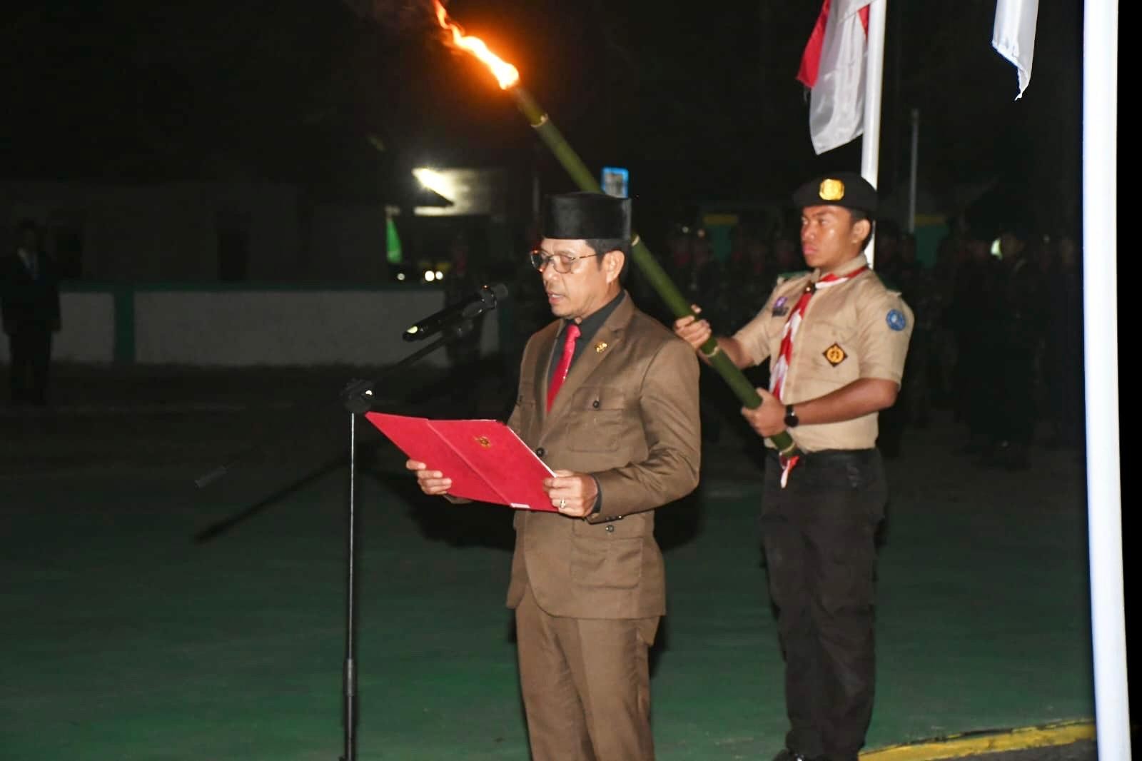 Bupati Dompu Jadi Irup Pada Apel Kehormatan dan Renungan Suci   HUT RI Ke 81