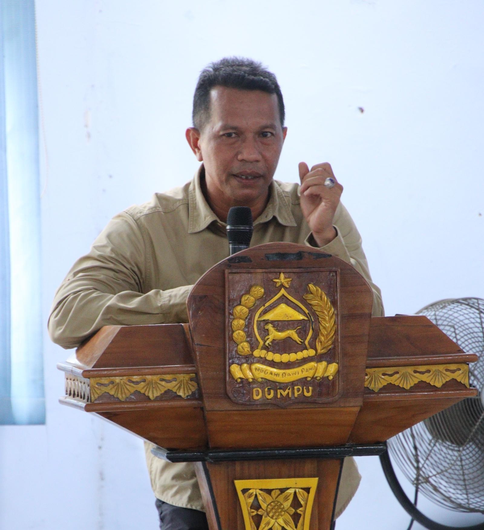 Wakili Bupati Dompu, Plt. Asisten Pemerintahan dan Kesra Mengukuhkan Majelis dan Sekretariat BPSK