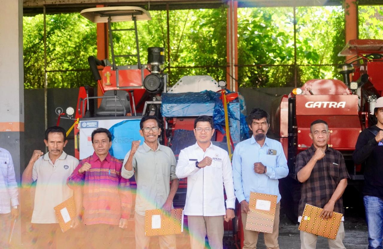 Sejumlah Alsintan Bantuan Mentan RI Diserahkan Bupati Dompu ke Penerima Manfaat