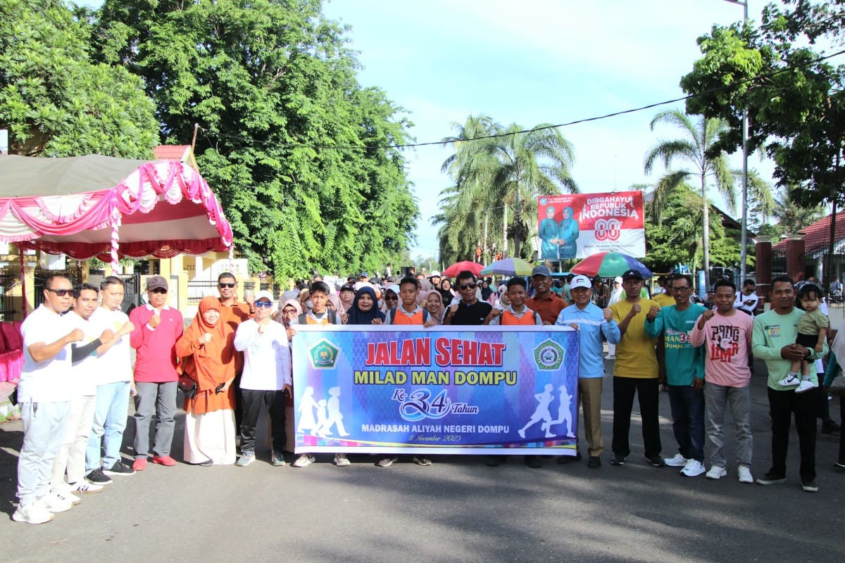 Sekda Bersama Ketua DPRD Hadiri Jalan Sehat Milad MAN Dompu Tahun 2025