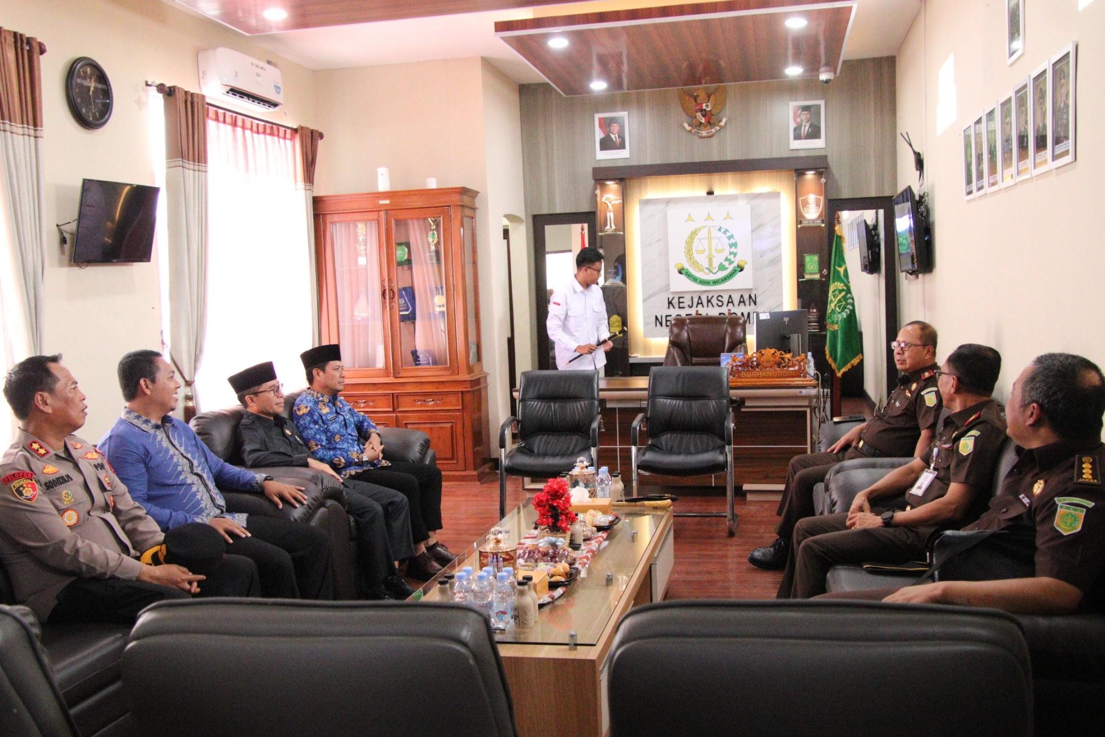 Bupati Dompu Bersama Ketua dan Wakil Ketua DPRD Sambut Kehadiran Kejati NTB