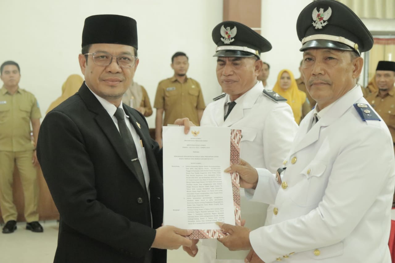 Lantik Kades, Bupati Dompu: Sebagai Pelayan Publik Pejabat Harus Memiliki Kemampuan Dalam Melayani