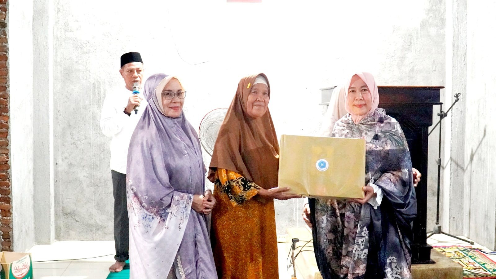 Putaran Ke-8 Safari Ramadhan Ketua TP. PKK Dampingi Bupati Dompu Sapa Warga Tekasire