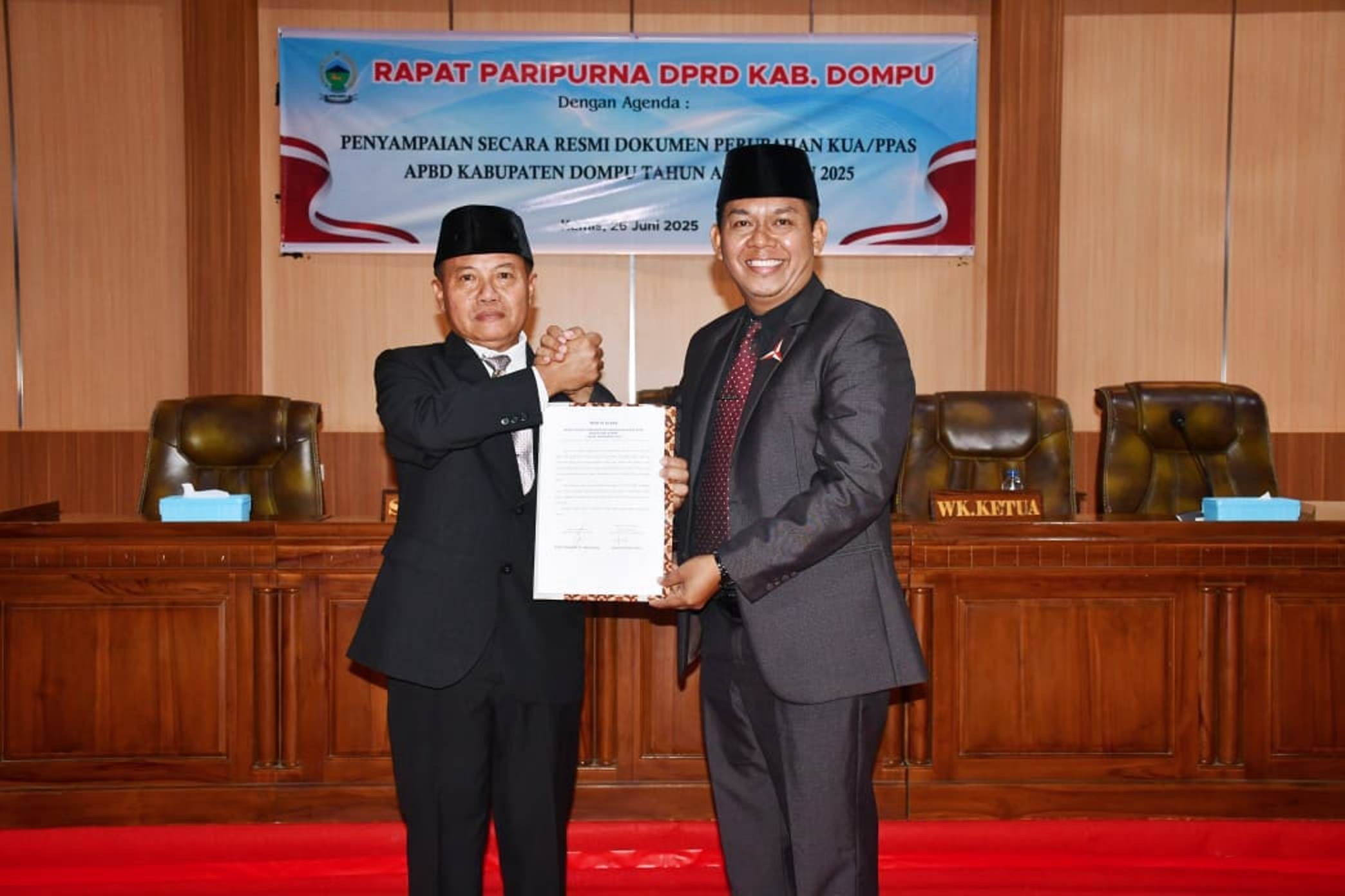 Sekda Dompu menyerahkan Secara Resmi Rancangan Perubahan KUA-PPAS 2025 di Sidang Paripurna DPRD