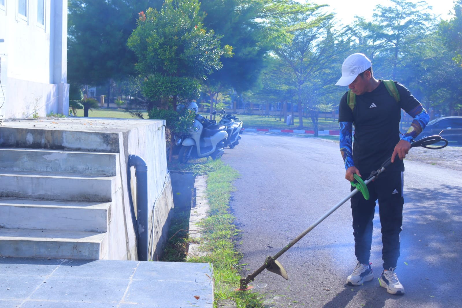 Sukseskan Program Jumat Bersih Semesta, Bupati Dompu Terus Tanamkan Kesadaran Masyarakat