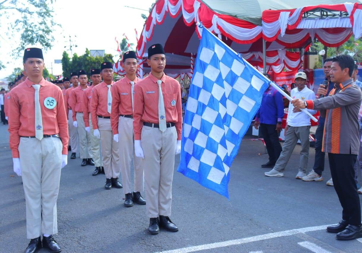 Lepas Gerak Jalan Tingkat  SMP dan SMA Putra, Bupati Dompu : Generasi Muda Harus Semangat