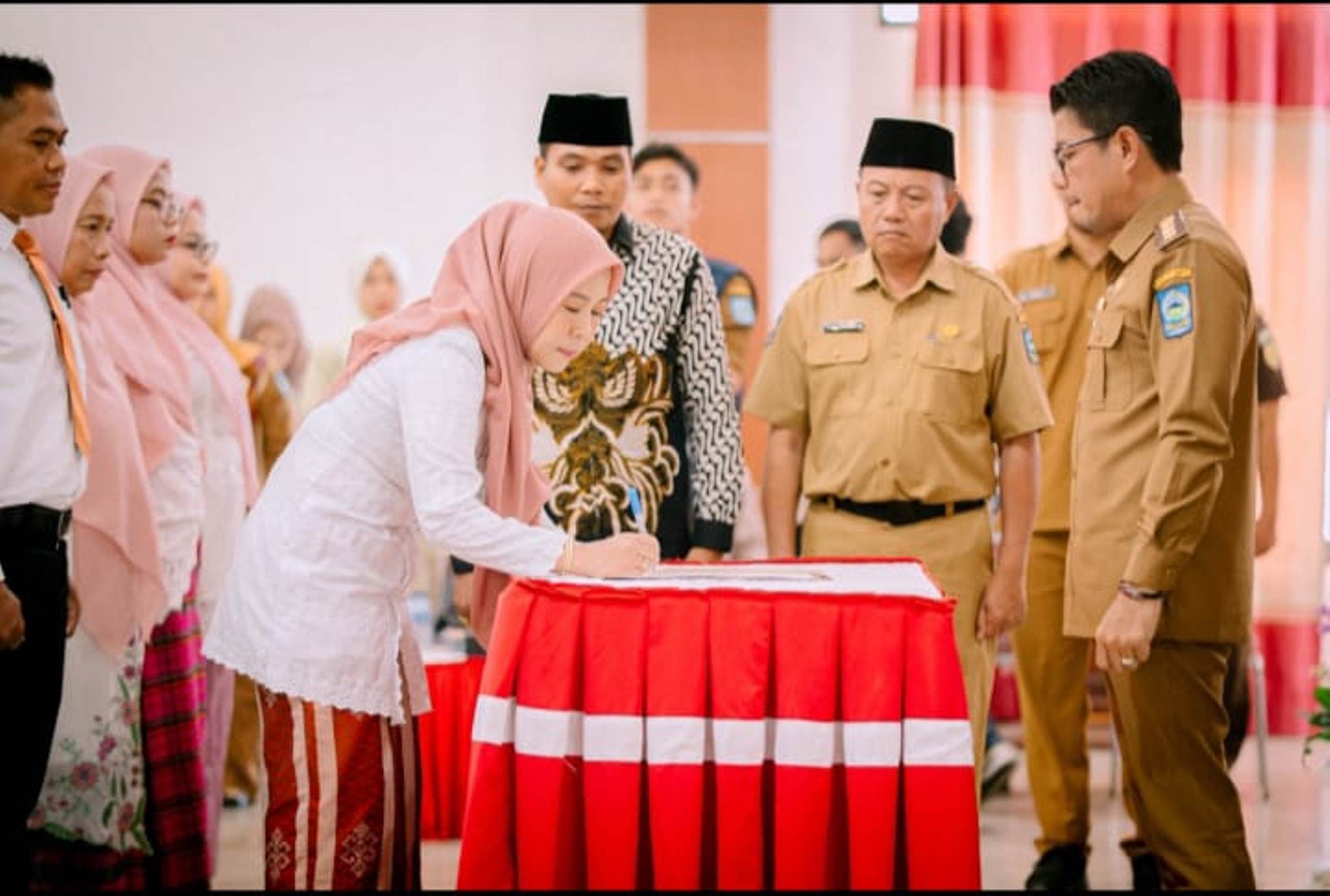 Resmi, Nyonya Onti Farianti Bambang Firdaus Nakhodai LKKS Kab. Dompu Periode 2025-2030