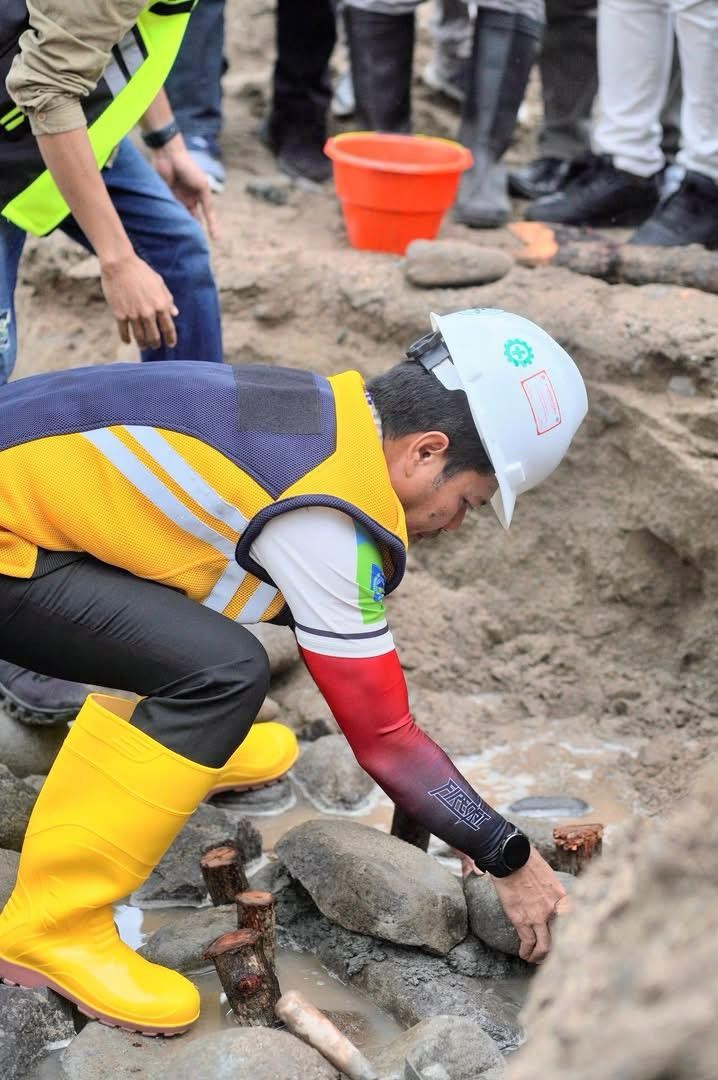 Bupati Dompu Laksanakan Peletakan Batu Pertama Kampung Nelayan Merah Putih di Desa Jala