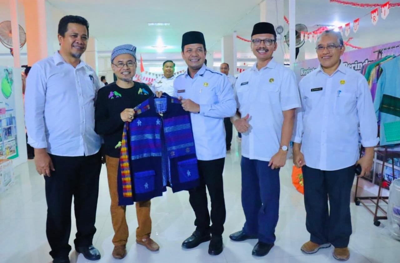 Secara Resmi Bupati Dompu Menutup Kegiatan Pelatihan di Dinas Perindag