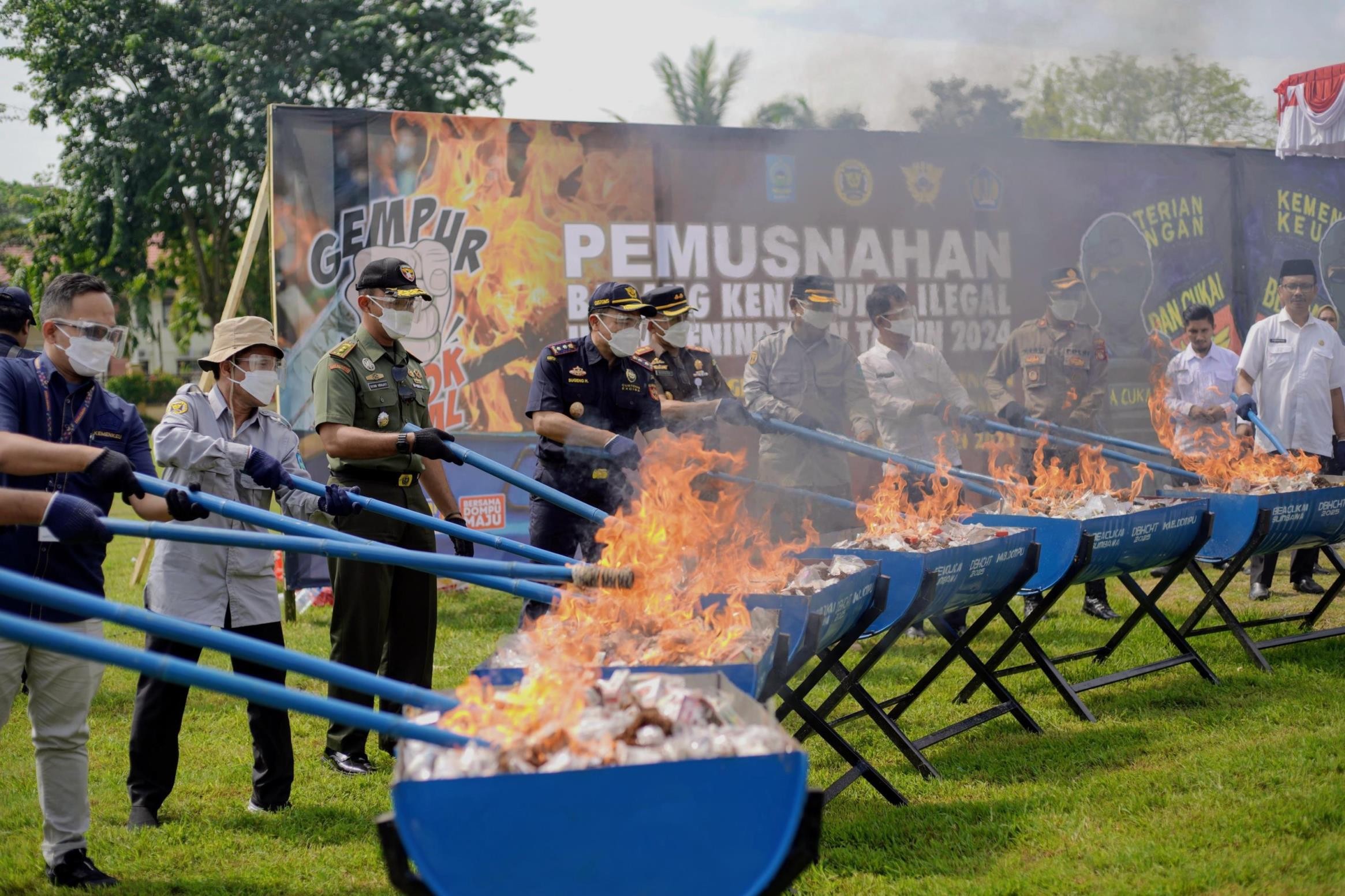 Pemda Dompu Bersama Kantor Bea Cukai Sumbawa Musnahkan Barang Cukai Ilegal