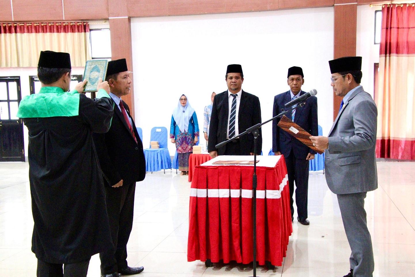 Baru Dua Hari Ditunjuk Jadi Plh, H. Khairul Insyan,  Dilantik Bupati Dompu Sebagai Penjabat Sekda