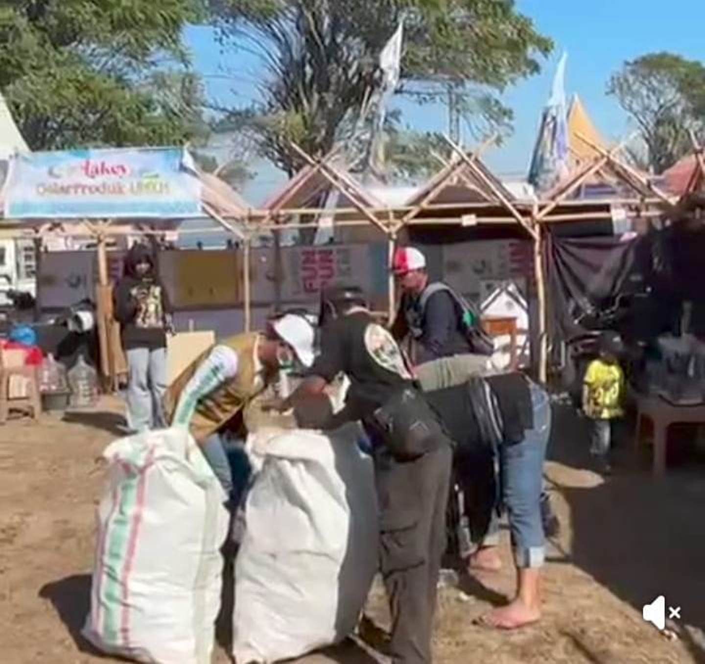 Pastikan Pantai Lakey Bersih Pasca Acara Festival, Bupati Dompu Pimpin Kegiatan Kebersihan