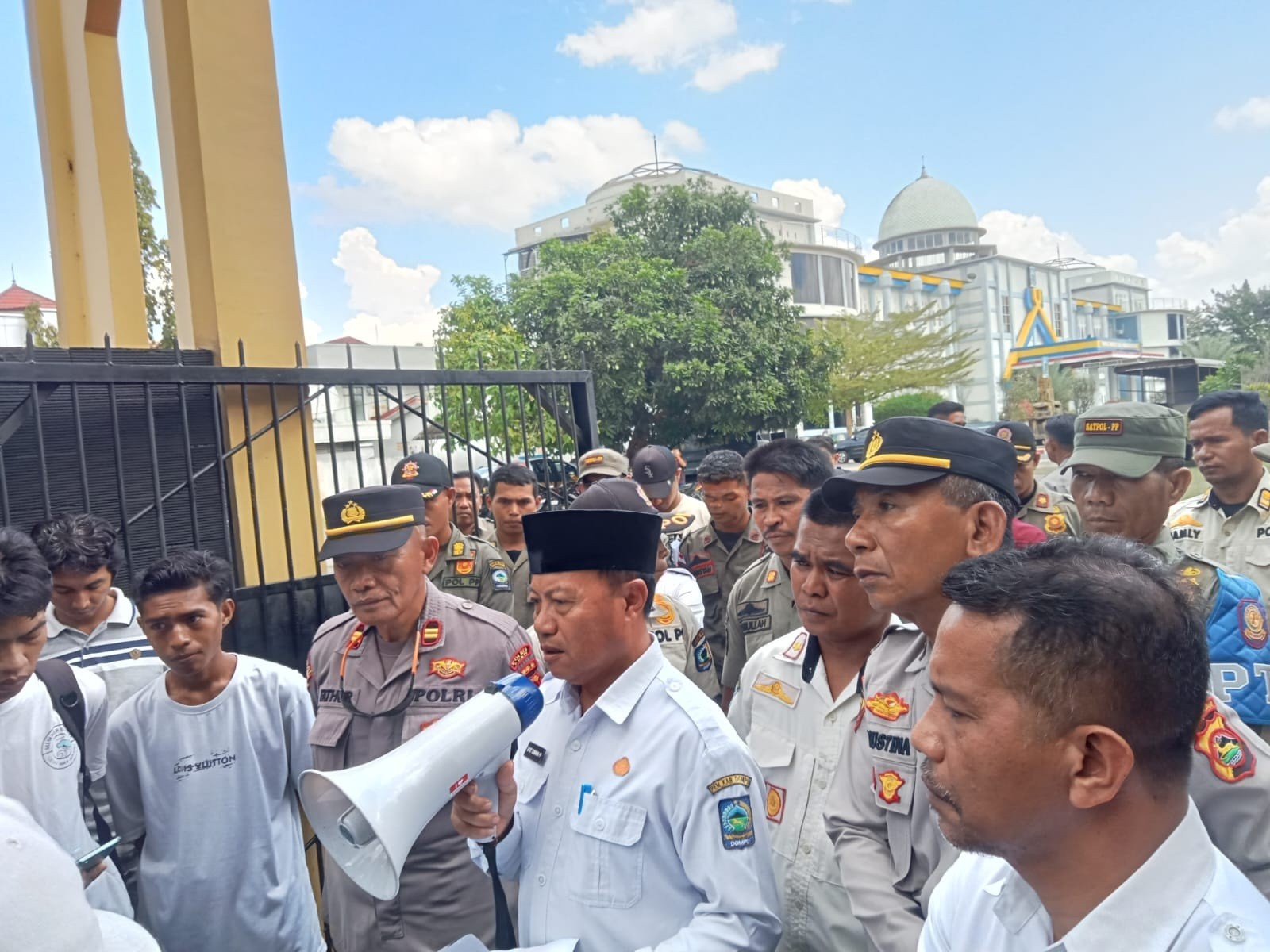 Sekda Dompu Terima Masa Aksi Aliansi Rakyat Dompu, Ini Aspirasinya