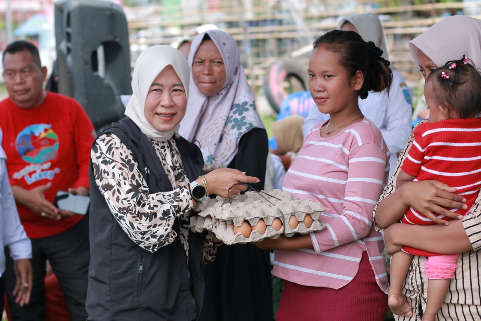 Hadir di Acara Dompu Melayani, Ketua TP. PKK Bagikan  Bantuan Telur