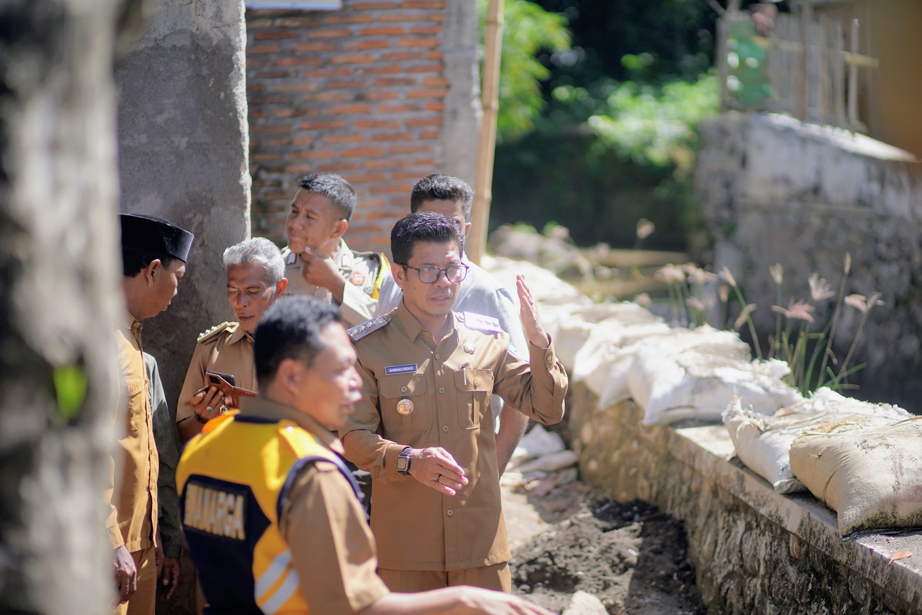 SERING BANJIR, BUPATI DOMPU TINJAU SUNGAI DESA BARA, TERNYATA INI SEBABNYA
